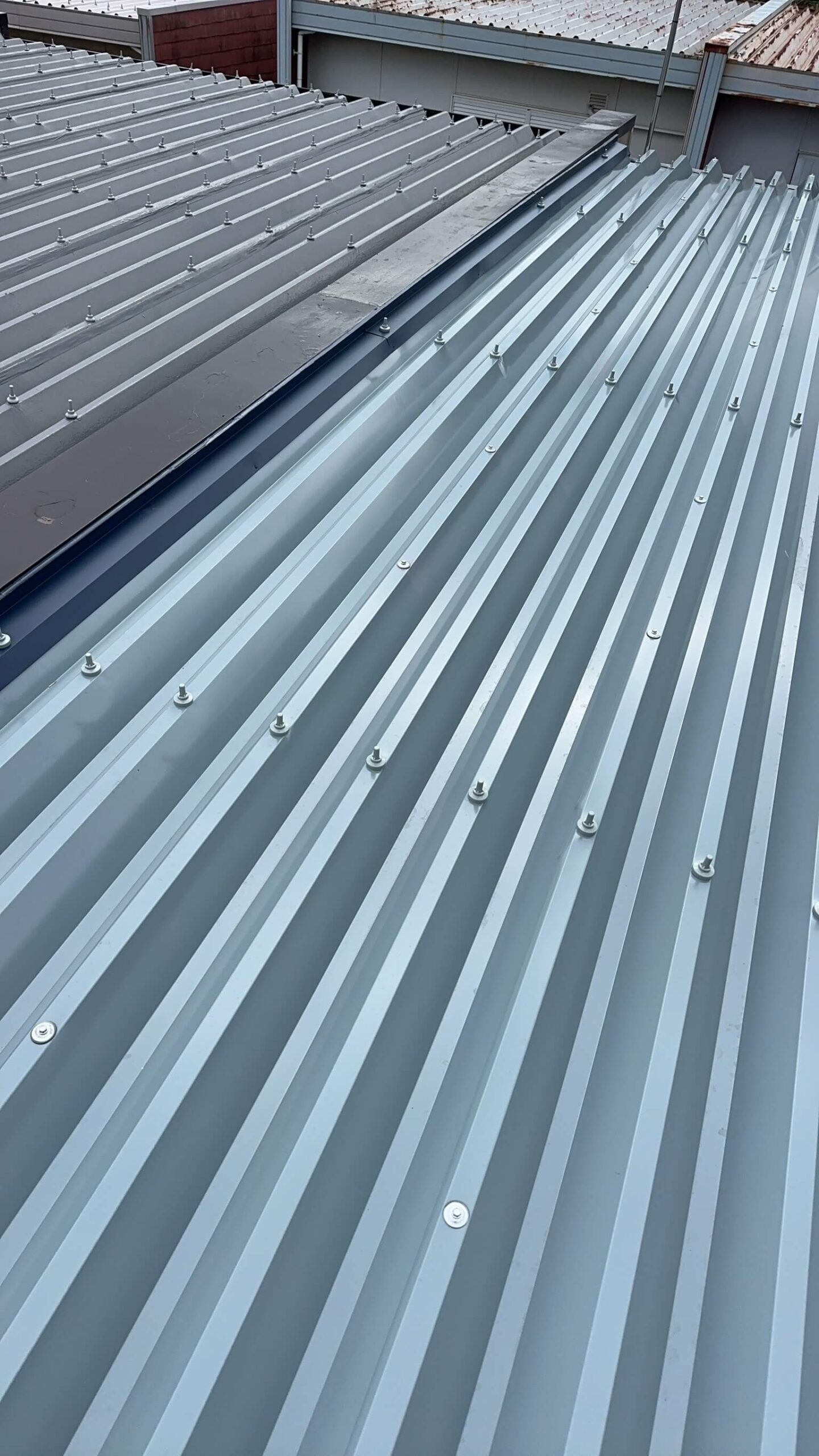 一般住宅折板重ね葺き施工風景