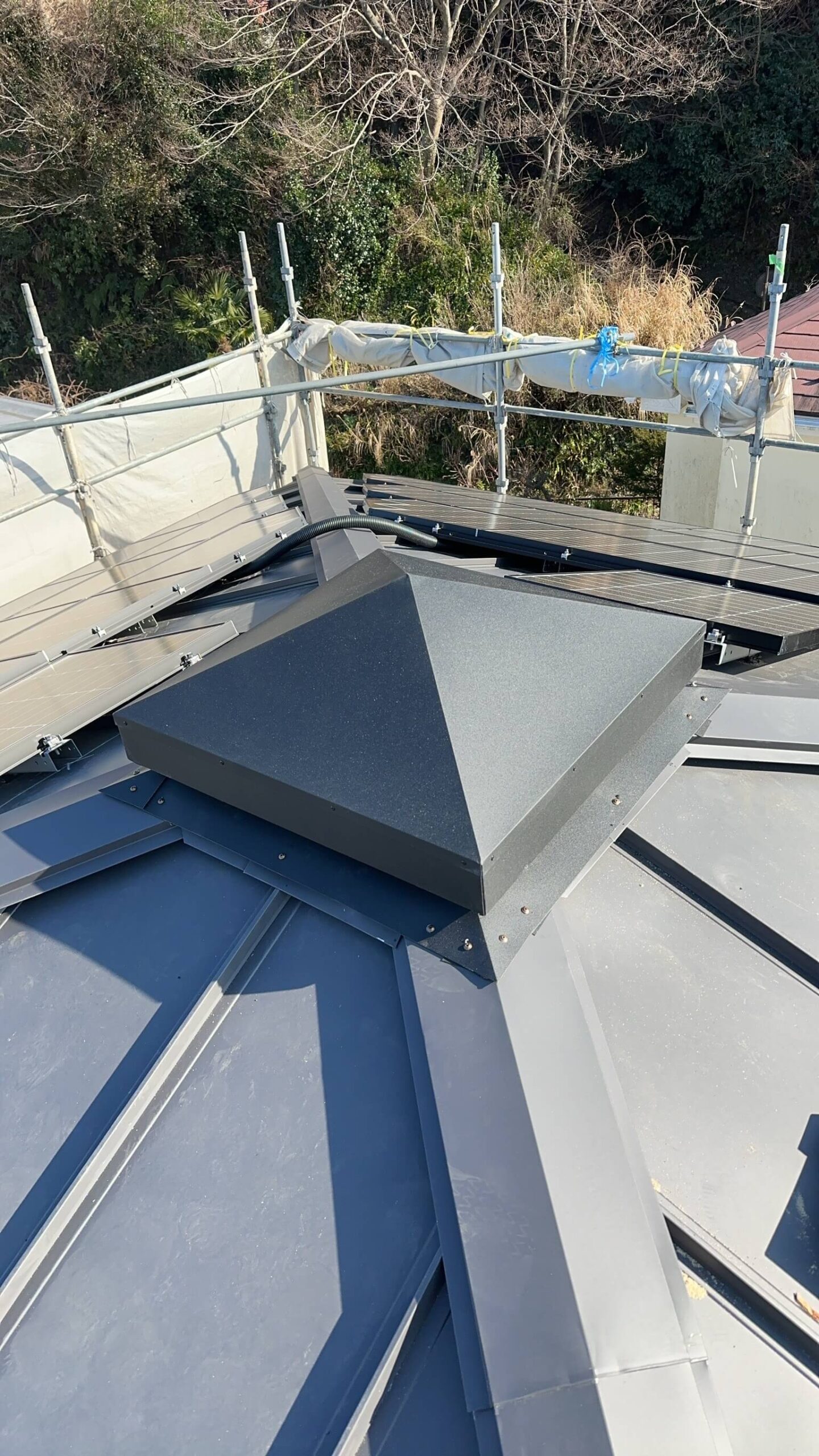 フルリフォーム屋根葺き替え工事（換気塔）施工風景